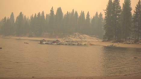 Waldbrandrauch,-Der-Die-Qualität-Des-Sees-Beeinträchtigt