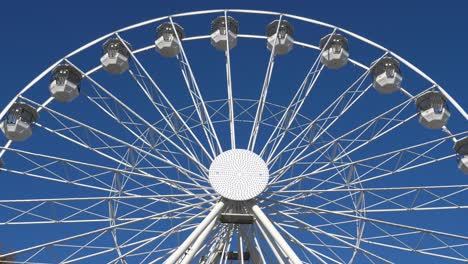 파란 슬리 (blue sly) 에 대항하는 페리스  (ferris wheel) 이 작동하고 있습니다.