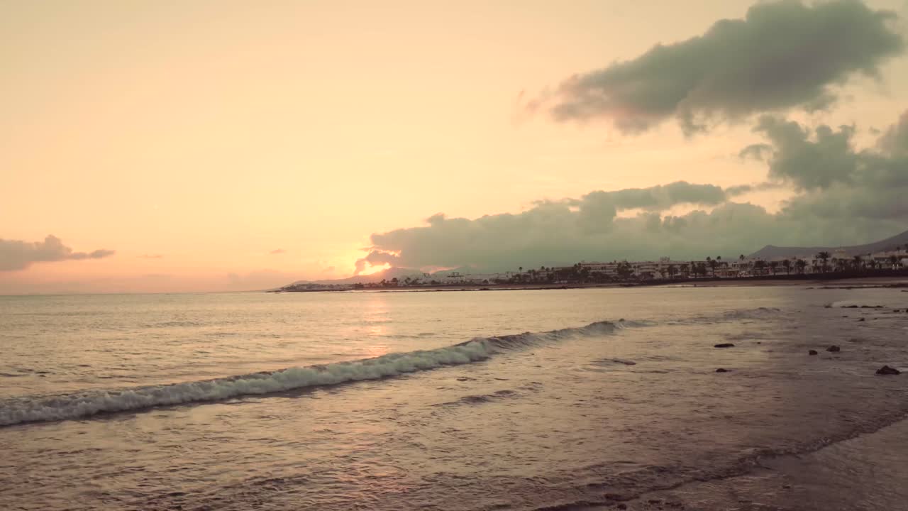 puesta de sol sobre la playa