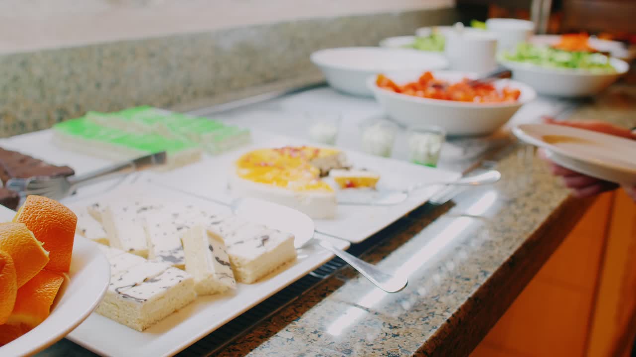 셀프 서비스로 카페에 케이크 한 접시 넣기