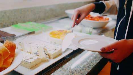 poner un plato de pasteles en la cafetería con autoservicio