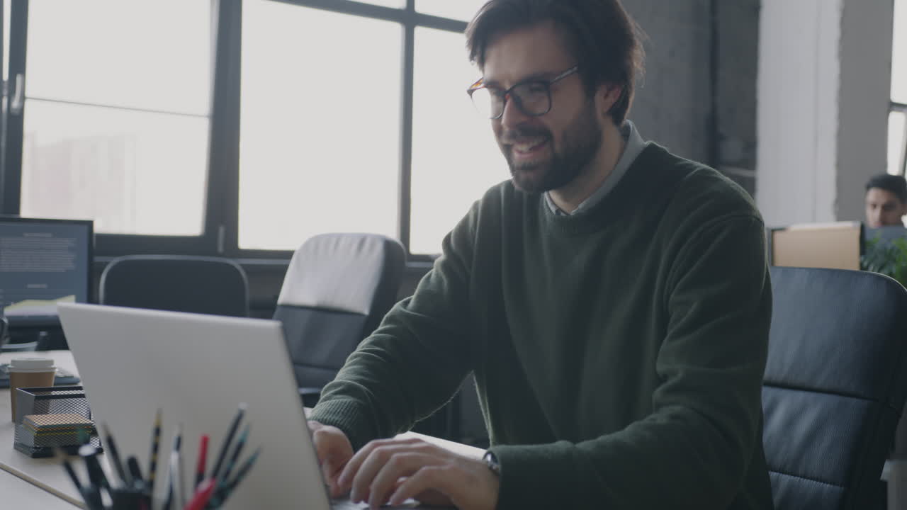 hombre de negocios trabajando en una computadora portátil en la oficina