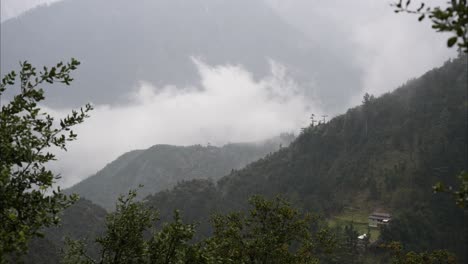 Timelapse-De-Cambio-En-El-Clima-Y-Niebla-Que-Envuelve-Un-Pueblo-De-Montaña-En-El-Valle-De-Neelum