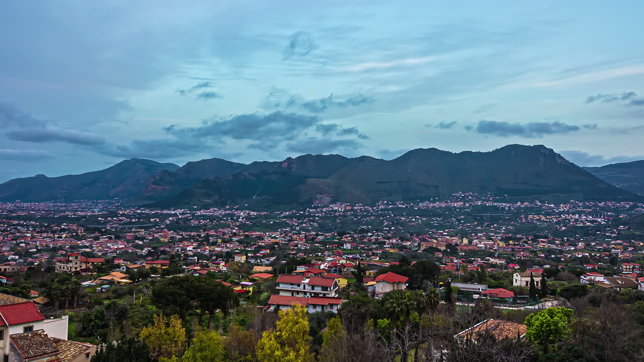 timelapse de la ciudad cultural de palermo, capital de sicilia en italia con vistas a los coloridos edificios históricos en la arquitectura anticuada, las majestuosas montañas y las nubes que pasan