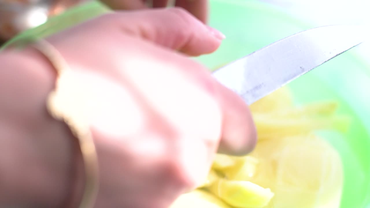 cortar la patata en la encimera para hacer papas fritas