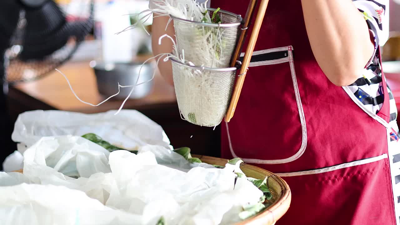 수동 프레스 를 사용 하여 누들 을 만드는 사람