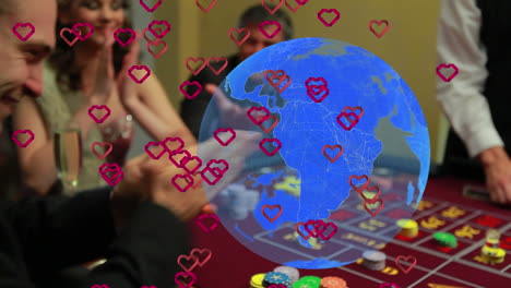 animación de corazones y globo sobre la gente caucásica en el casino.