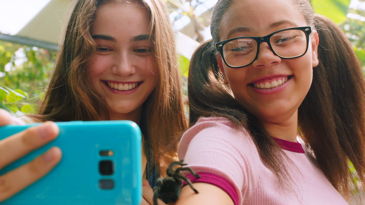 Tarantola, ragazze e amiche con selfie al telefono
