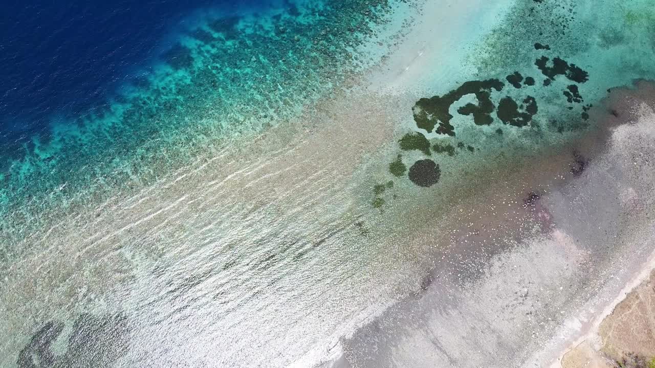 바다 산호초 크리스탈의 공중 무인 항공기보기