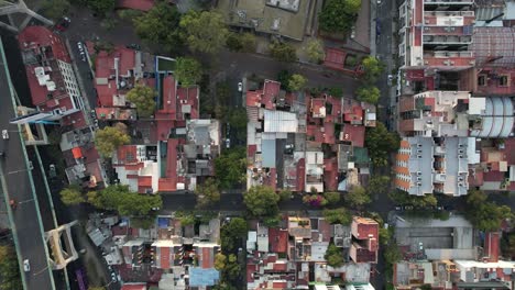 Toma-Orbital-De-La-Pirámide-Azteca-De-Mixcoac-En-Medio-De-Un-Barrio-De-La-Ciudad-De-México