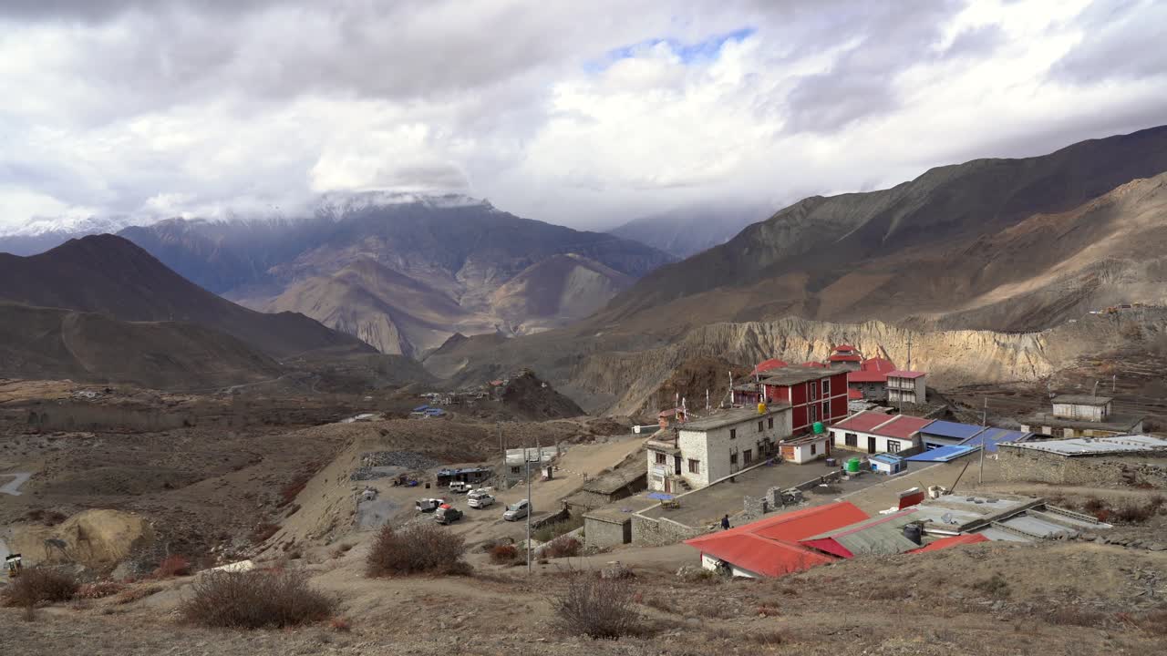 una vista panorámica de la ciudad de muktinath en la región mustang del norte de nepal
