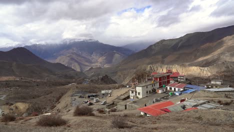 uma visão panorâmica da cidade de muktinath na região de mustang no norte do nepal