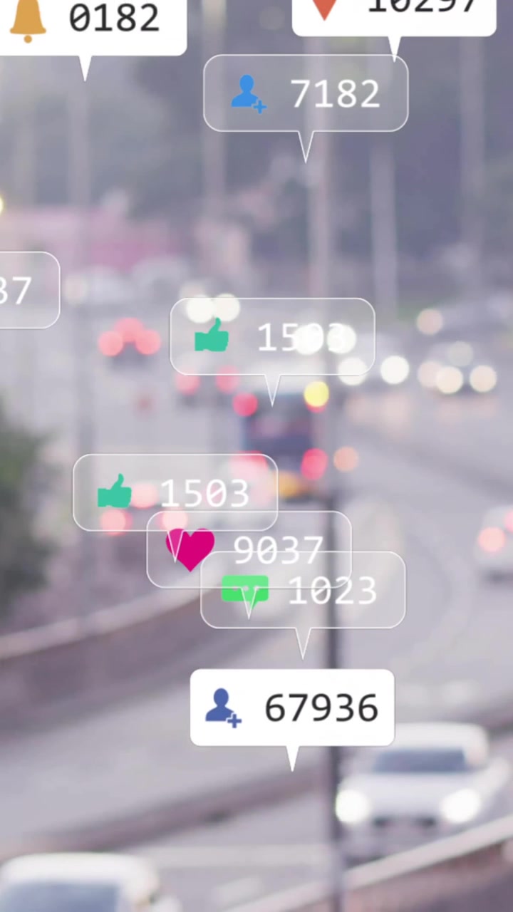 Animation af sociale medieikoner med stigende tal over biler på gaden