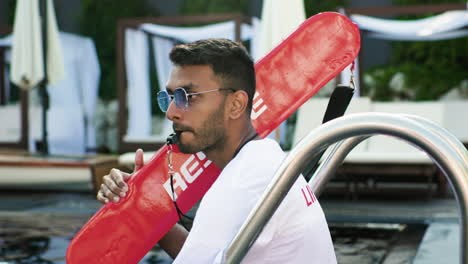 salvador junto a la piscina.