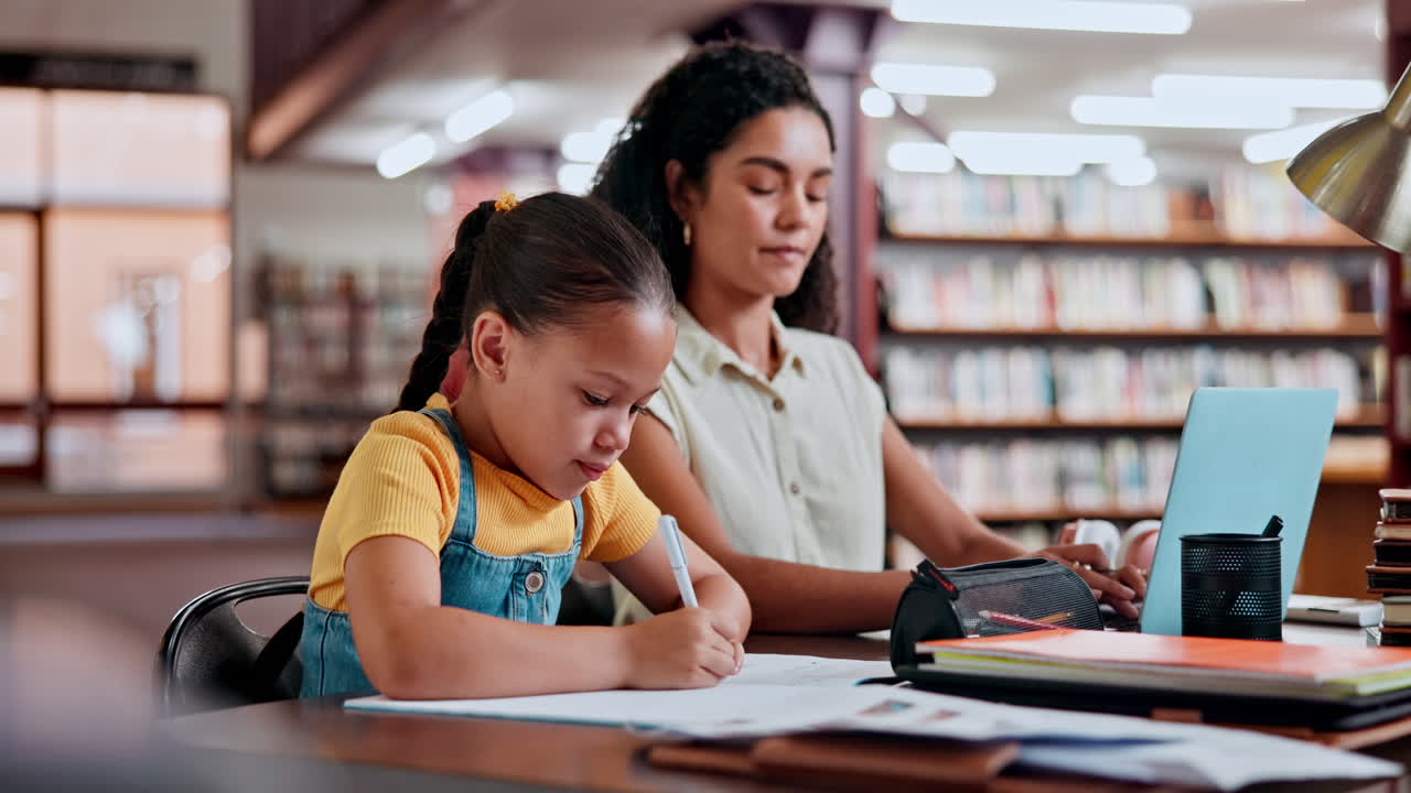 estudiante recibiendo ayuda del maestro en la biblioteca