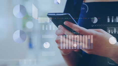 animación de múltiples gráficos y círculos de carga sobre mujer caucásica usando teléfono celular
