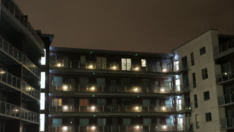 Timelapse-De-Un-Pequeño-Condominio-Por-La-Noche,-Con-Las-Luces-De-La-Habitación-Apagadas