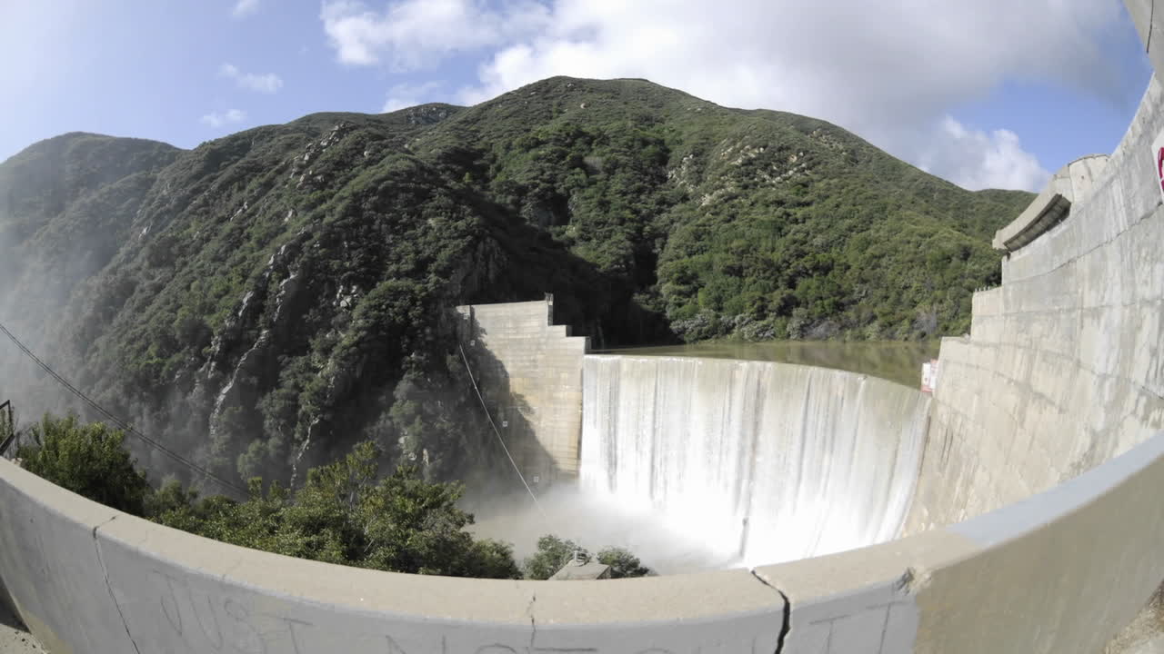 오하이오 캘리포니아 근처의 봄 폭풍우 이후 구식 마틸리야 댐 위로 쏟아지는 마틸리야 크릭의 넓은 시간 경과 돌리 샷