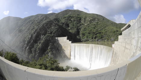 Lapso-De-Tiempo-Amplio-Dolly-Shot-De-Matilija-Creek-Derramándose-Sobre-Una-Presa-De-Matilija-Obsoleta-Después-De-Una-Tormenta-De-Primavera-Cerca-De-Ojai-California