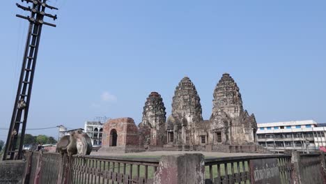 mono vagabundo en libertad en lopburi, tailandia
