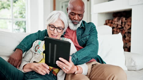 Pareja-De-Ancianos-En-El-Sofá-Con-Tableta