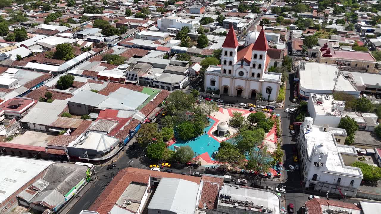 Luftaufnahme des historischen Zentrums von San Miguel, El Salvador, Kathedralen-Wahrzeichen, farbenfroher Platz und lokales Straßenleben