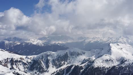 Wunderschöne-Panorama-Drohnenaufnahme-Der-Schneebedeckten-Bergketten-Und-Des-Himmels-In-Den-Italienischen-Alpen