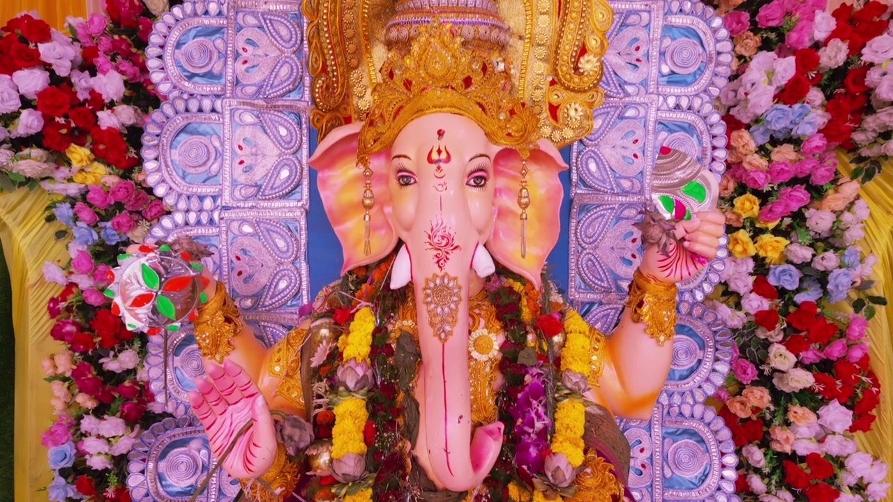 Lord Ganesha è la venerata divinità indù con la testa di elefante, nota come colui che rimuove gli ostacoli e dio della saggezza, dei nuovi inizi e della prosperità