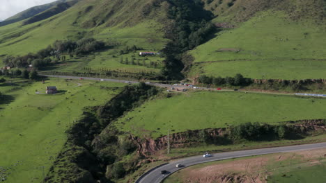 Aéreo---Camino-Sinuoso-Y-Colinas-Verdes,-Tafí-Del-Valle,-Argentina,-Ancho-Hacia-Atrás