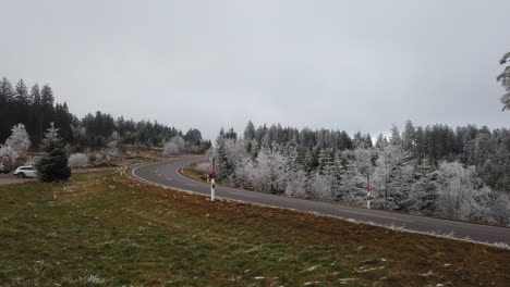 Bonitas-Vistas-A-La-Calle-Congelada-En-El-Bosque-Negro-En-Invierno