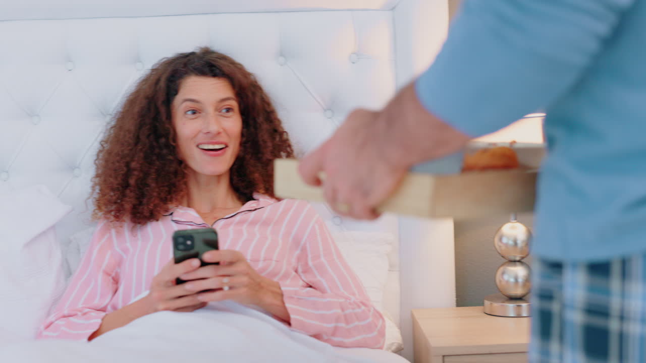 desayuno en la cama, pareja feliz