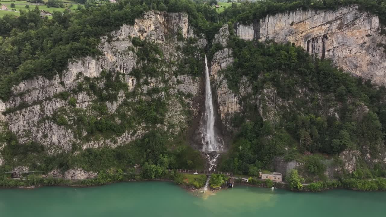 vista aerea delle cascate di Seerenbachfälle che scendono nel lago di Walensee