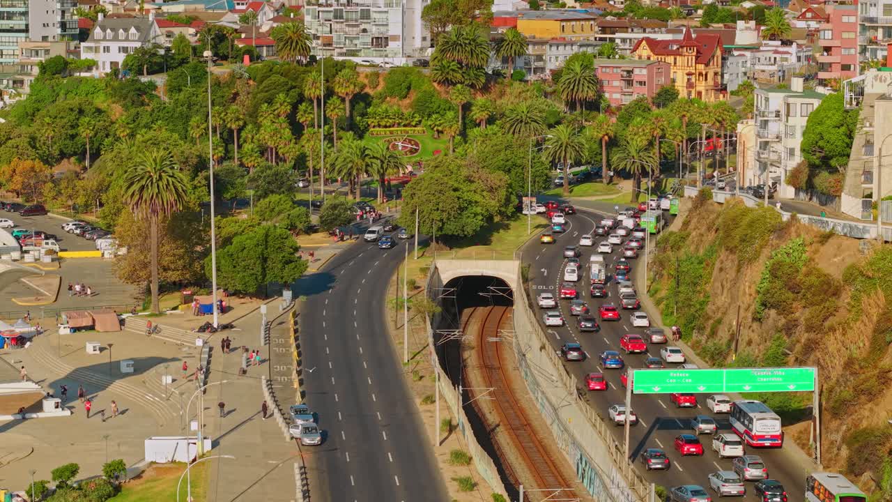 Luftaufnahme des Verkehrs am Blumenuhr-Park in Viña del Mar, Chile – Sommerreiseziel