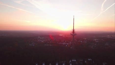 toma aérea de la torre de televisión de transmisión de kiel con un cielo rojizo al atardecer