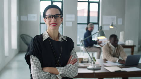 retrato de una alegre mujer de negocios de mediana edad en la oficina