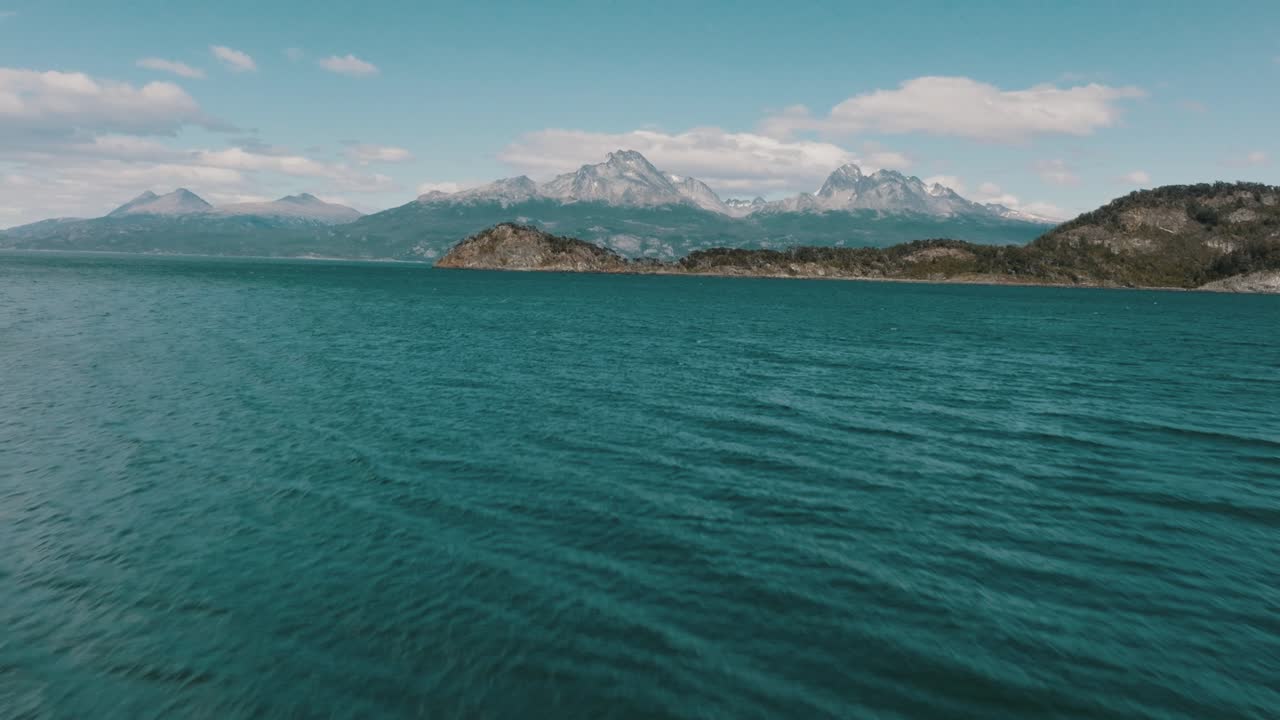живописный вид на морской пейзаж и горы в терра-дель-фейро, аргентина, патагония - воздушный снимок с дрона