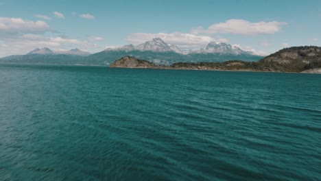 Vista-Panorámica-Del-Paisaje-Marino-Y-Las-Montañas-En-Tierra-Del-Fuego,-Argentina,-Patagonia---Disparo-Aéreo-De-Drones