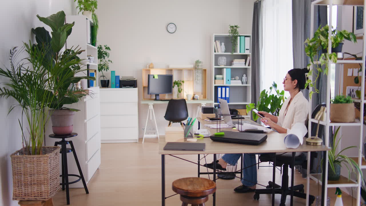 사업가 여성은 재무 보고서를 가져와 일을 시작합니다.