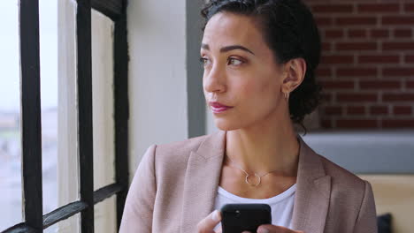 Business-woman,-phone-and-thinking-at-office