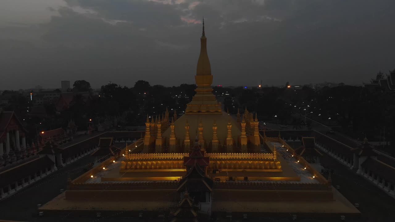 tomada amplia del templo de pha que luang vientiane laos en la hora azul, aérea