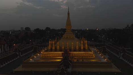 Weitwinkelaufnahme-Des-Pha-That-Luang-Tempels-In-Vientiane,-Laos,-In-Der-Blauen-Stunde,-Luftaufnahme
