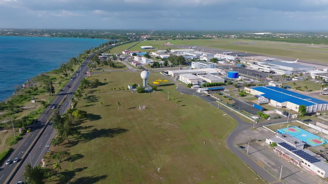 volando sobre el aeropuerto internacional de las américas en la costa caribeña cerca de santo domingo, república dominicana