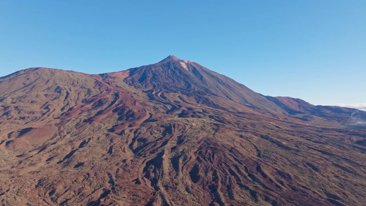 Filmato cinematografico con drone del Parco Nazionale del Teide, con paesaggi vulcanici, campi di lava, scenari montani aspri e viste aeree mozzafiato di Tenerife.