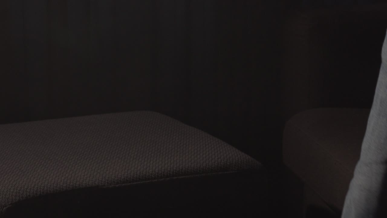 비디오 게임 컨트롤러를 플레이하고 공격적으로 땅에 던지는 남자의 넓은 시야