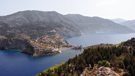 Herrlicher-Berg--Und-Meerblick-Auf-Das-Dorf-Assos-In-Kephalonia-Griechenland---Luftaufnahme