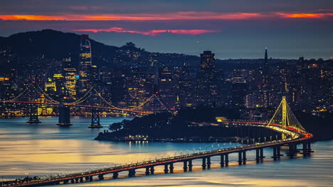 Horizonte-De-La-Ciudad-De-San-Francisco-Y-Puente-De-La-Bahía---Colorido-Atardecer-Hasta-Lapso-De-Tiempo-Nocturno