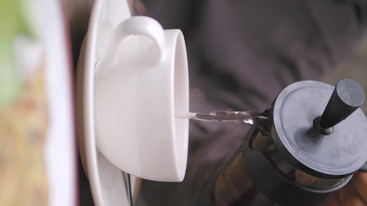 컵 에 뜨거운 물 을 부어 넣는 것