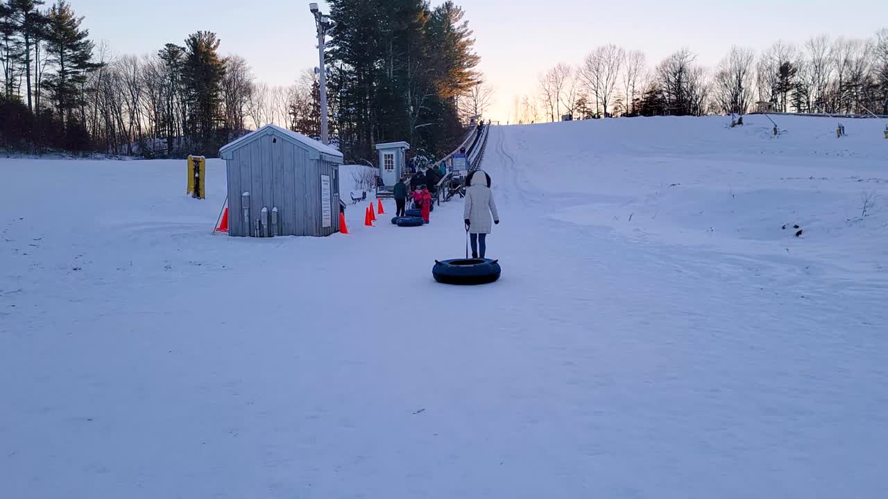 매사추세츠 주 나쇼바 튜빙 공원에서 눈 위를 걷는 여성