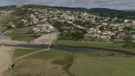 Luftaufnahme-Des-Dorfes-Charmouth-Aus-Dem-Osten