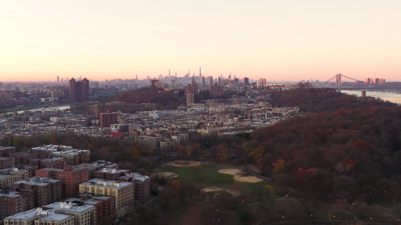 subida aérea sobre el parque inwood con vistas al centro de las alturas y harlem y el centro de la ciudad